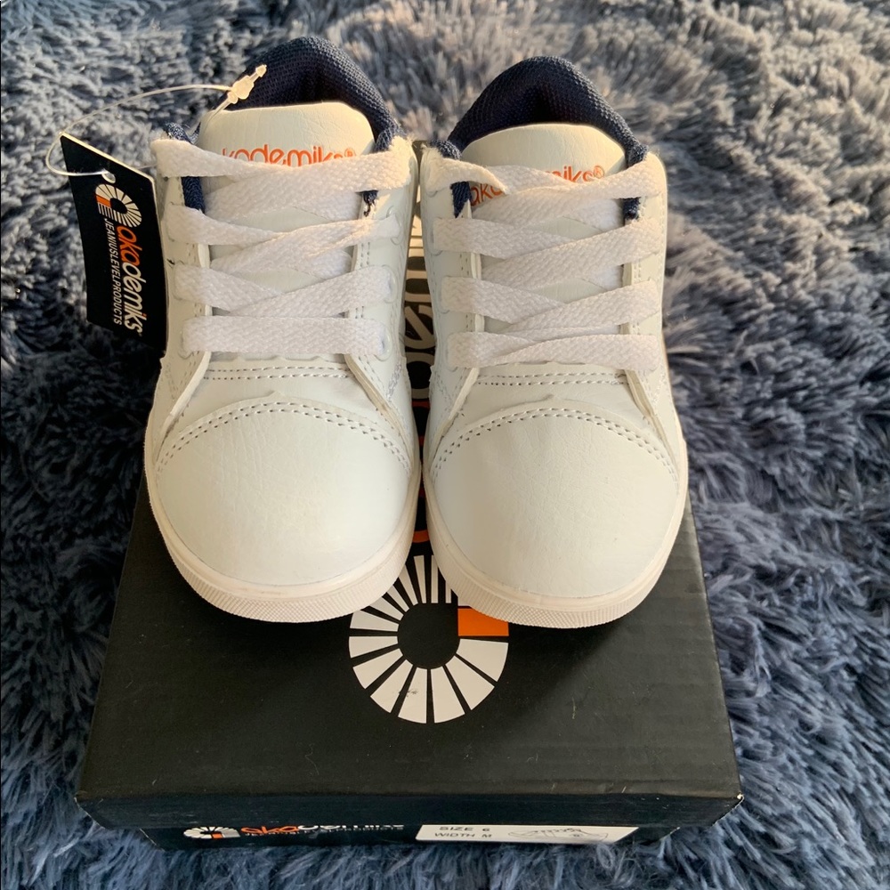 AKADEMIKS Sneakers
